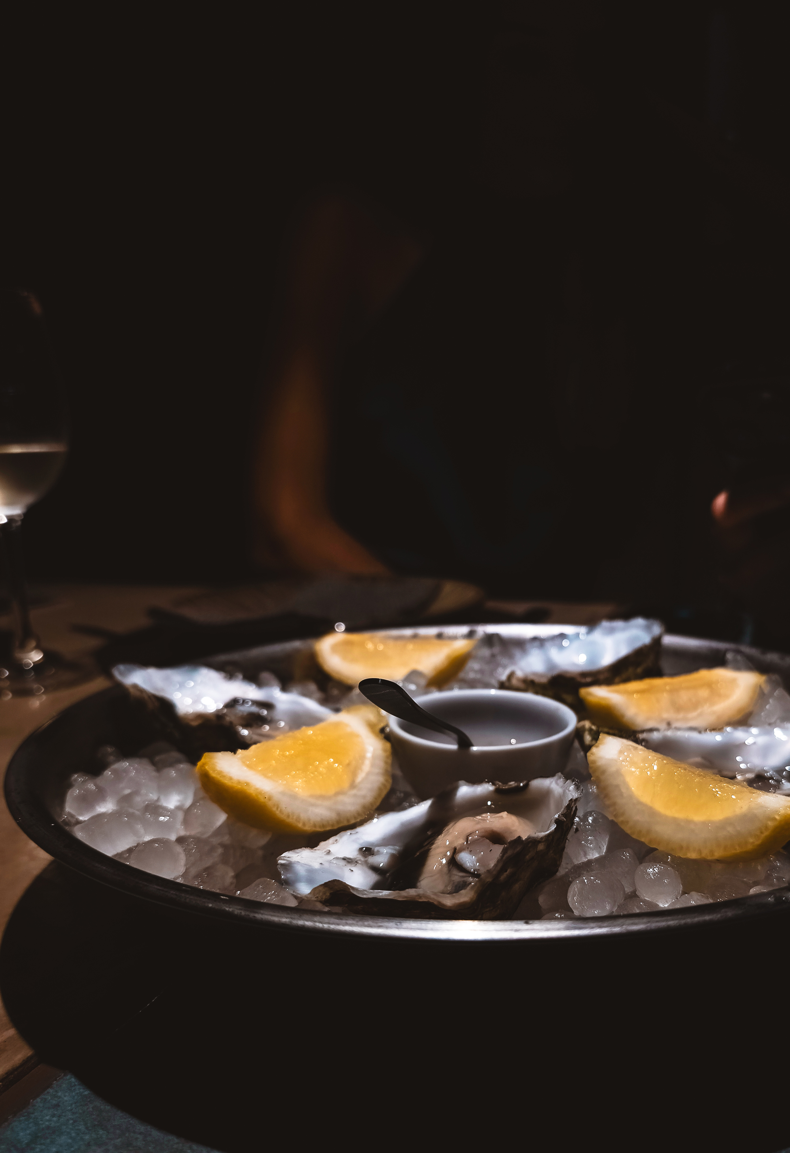 Ostras, montra de peixe à antiga e o belo do prego. O Fysh é o novo spot da cidade com as delícias do mar