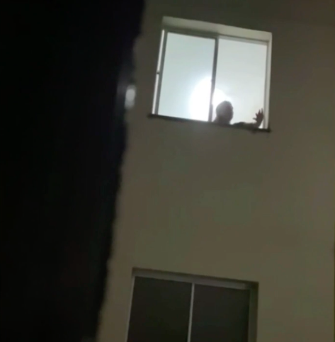 Mulher mandou água para casa da vizinha e acusou-a de fazer bruxaria. Afinal, estava só sem luz