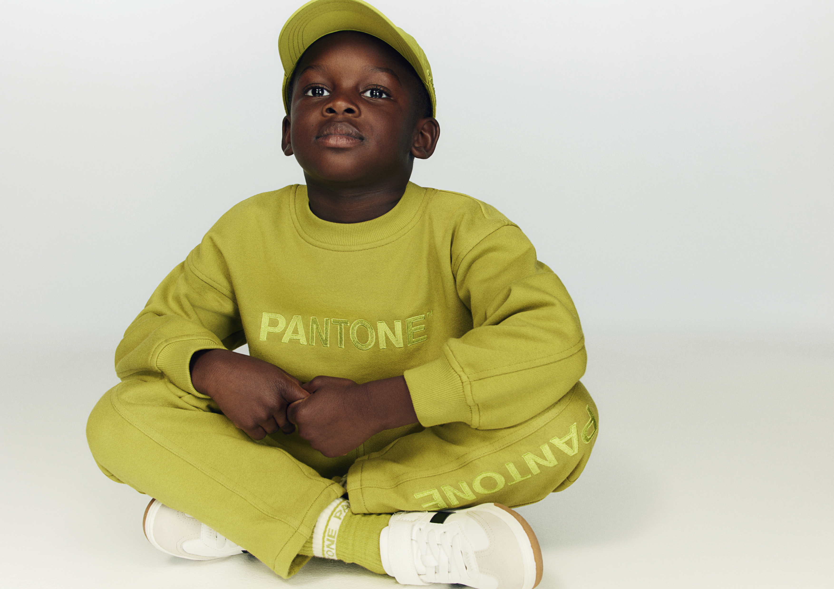 O verão dos miúdos vai ser colorido. H&M lança coleção infantil com a Pantone e há peças desde 7,99€