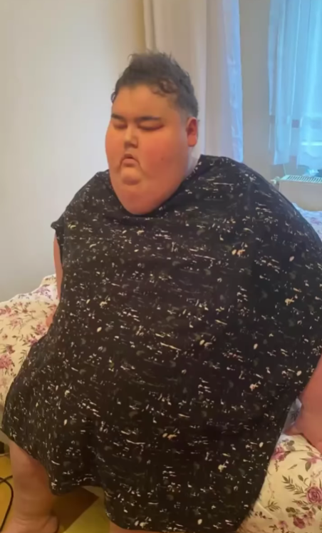 Influencer morre aos 24 anos com obesidade mórbida. Ficou famoso com vídeos a comer sem parar