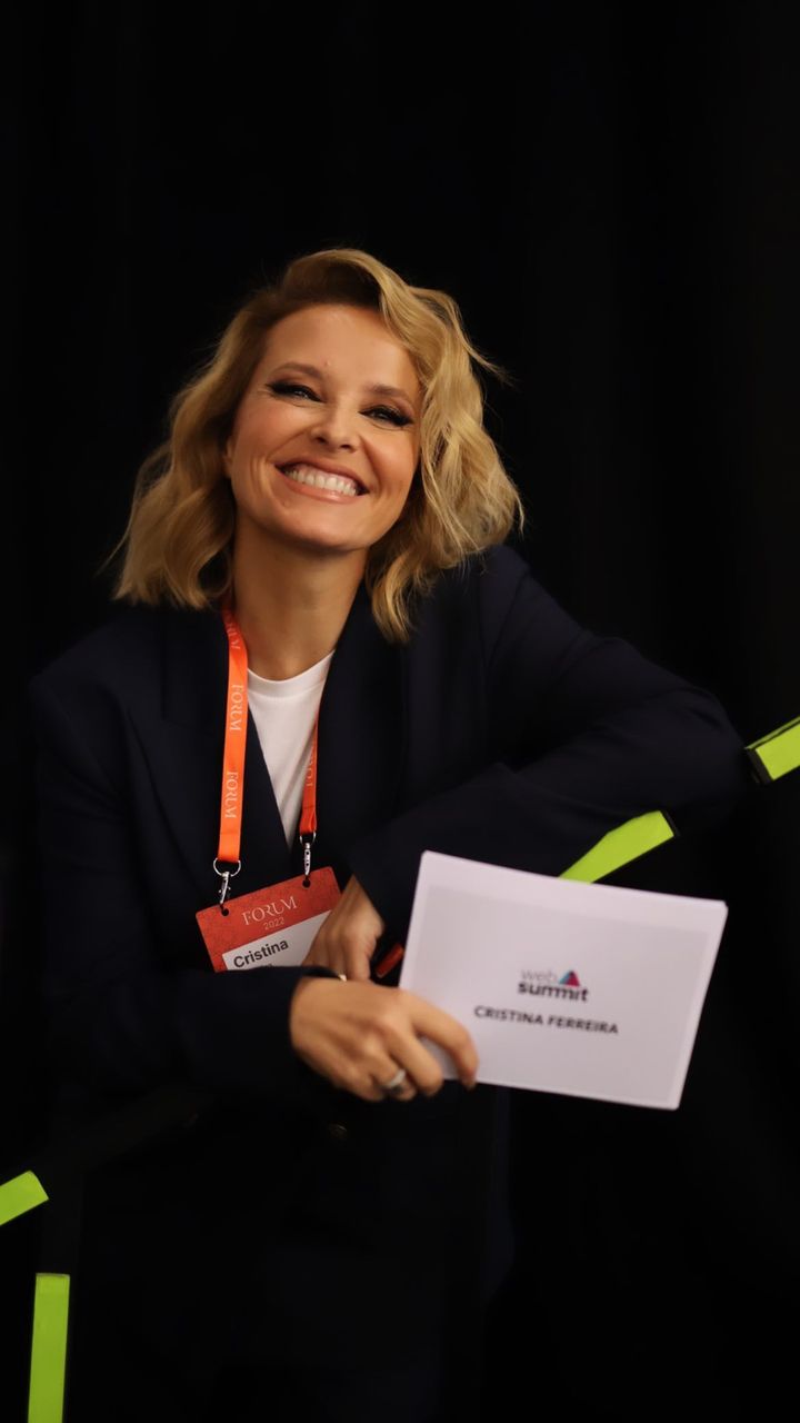 Do laranja para o azul. Veja o look discreto de Cristina Ferreira na Web Summit