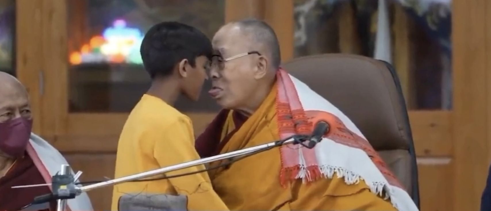 Dalai Lama pede a menino que lhe chupe língua. Veja o vídeo que está a gerar polémica