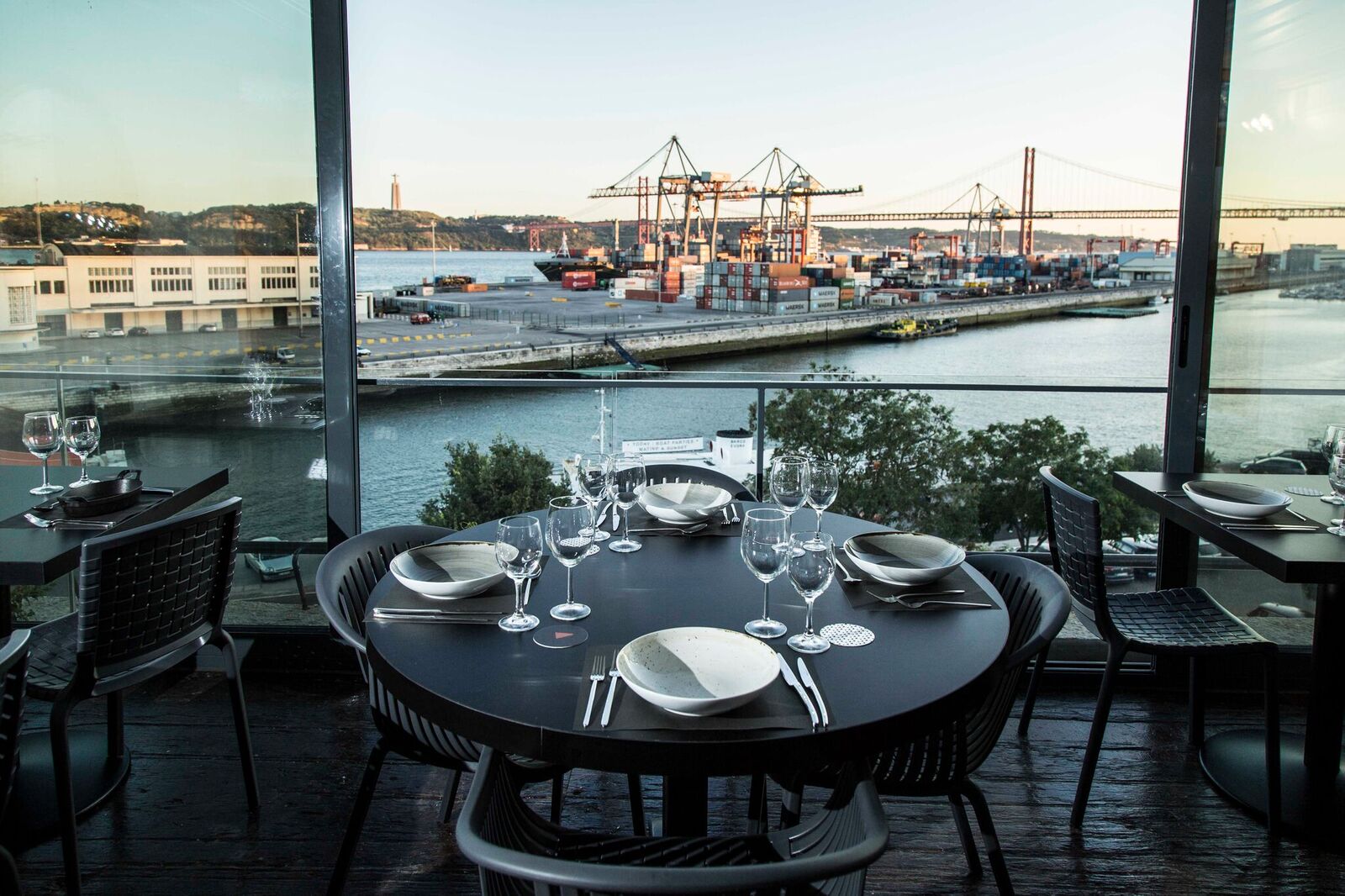 Okah. No topo destes contentores há um novo rooftop asiático com cocktails e coisas para comer