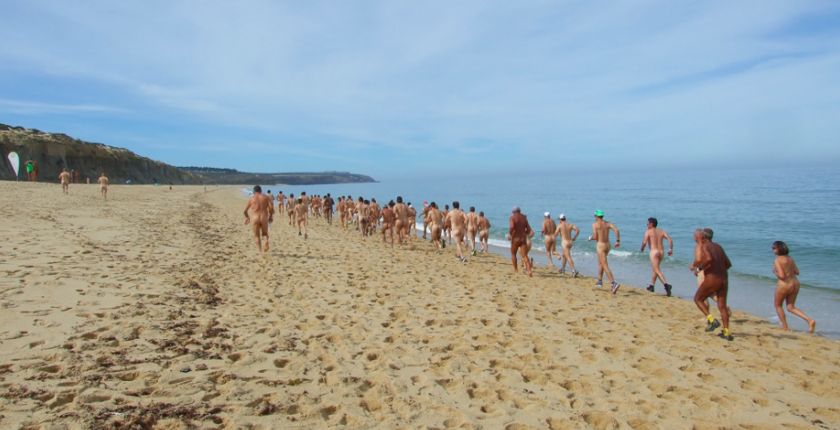 Para participar nesta corrida à beira-mar só tem de aparecer nu. E as inscrições já abriram