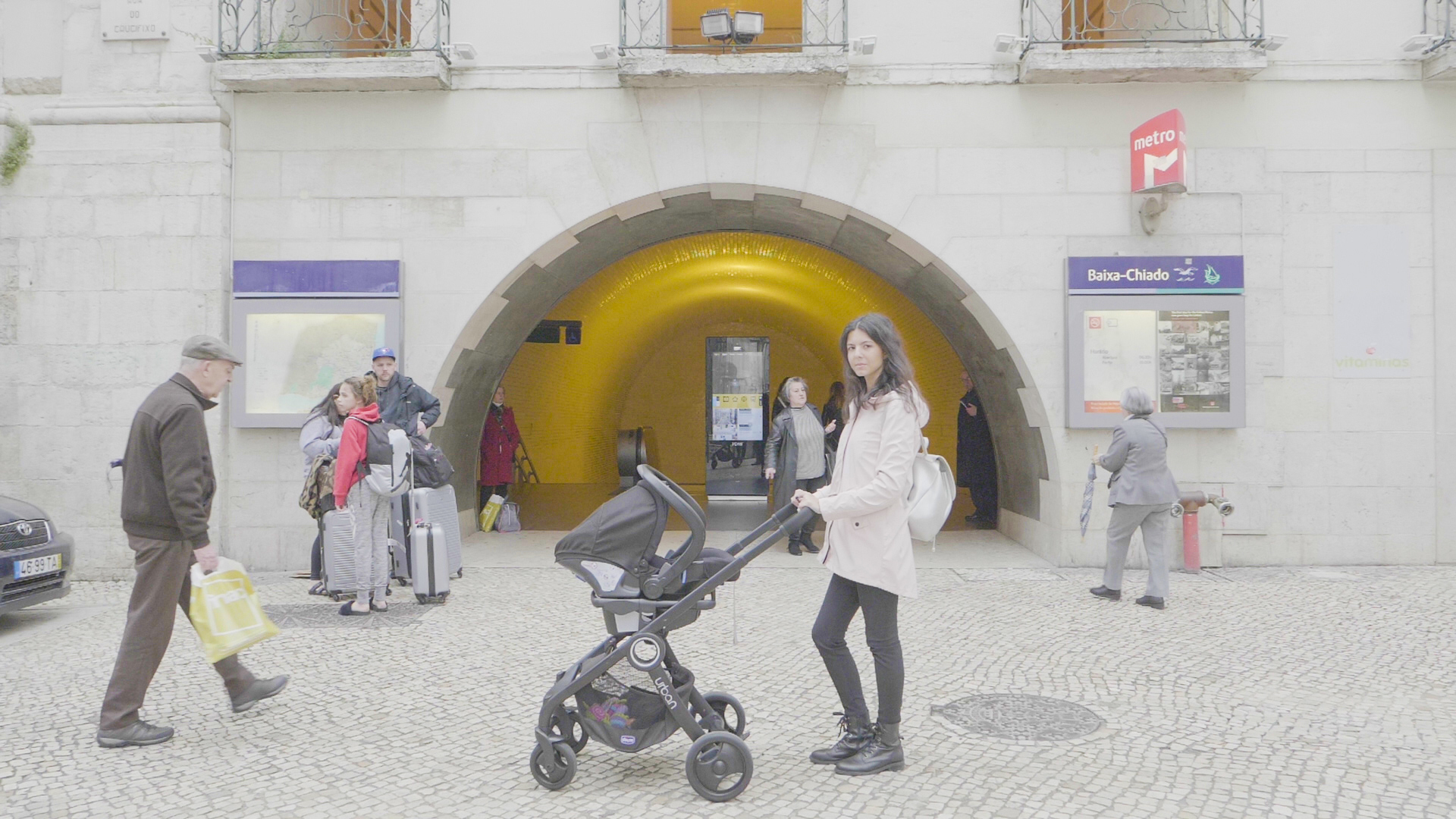 É possível andar no Metro de Lisboa com um carrinho de bebé? Fizemos o teste