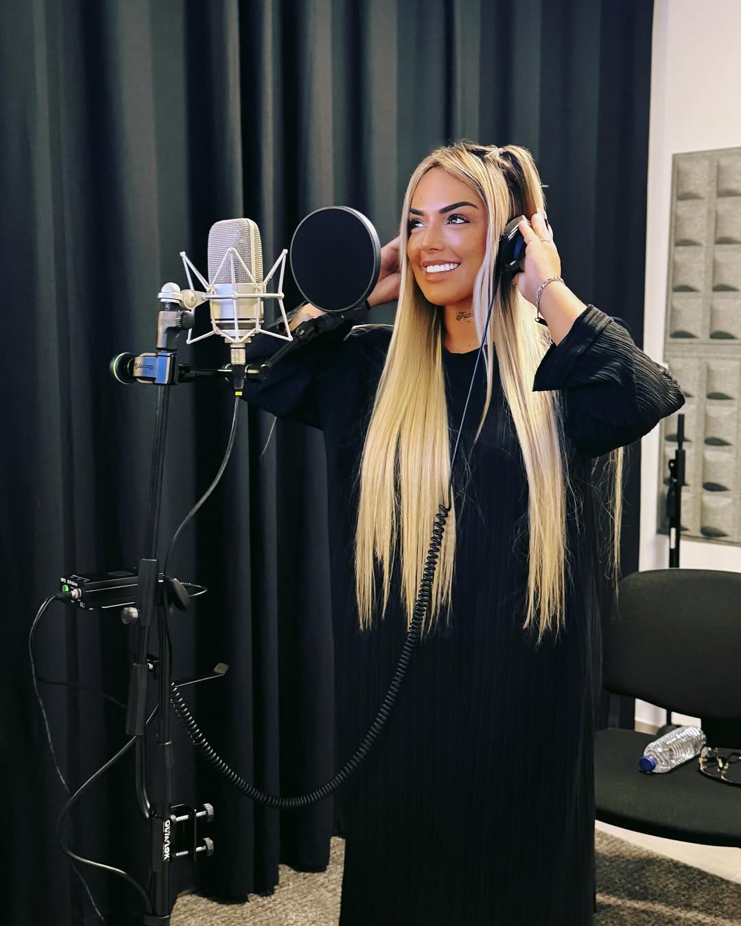 Cláudia Nayara sofreu um aborto durante concerto. Cantora vivia gravidez de risco