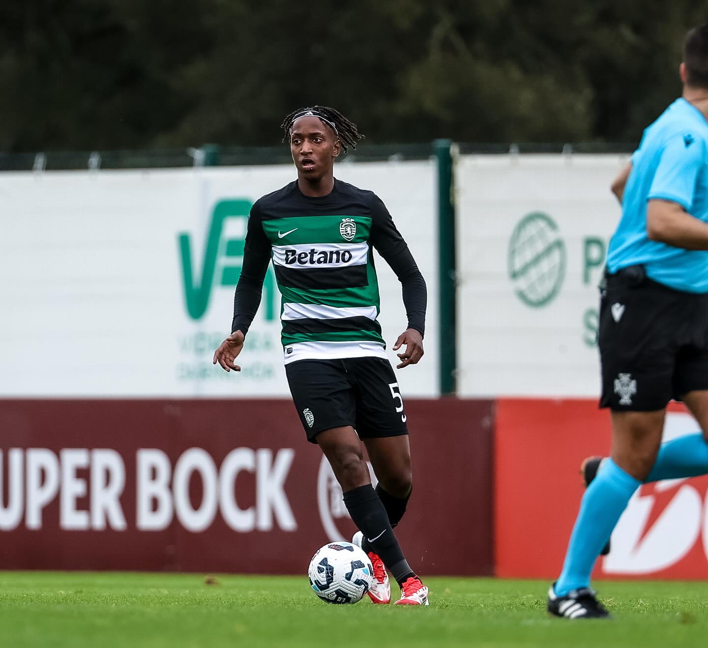 Namorada de jogador do Sporting queixa-se de agressão. Alegada vítima já teria sido ameaçada com arma