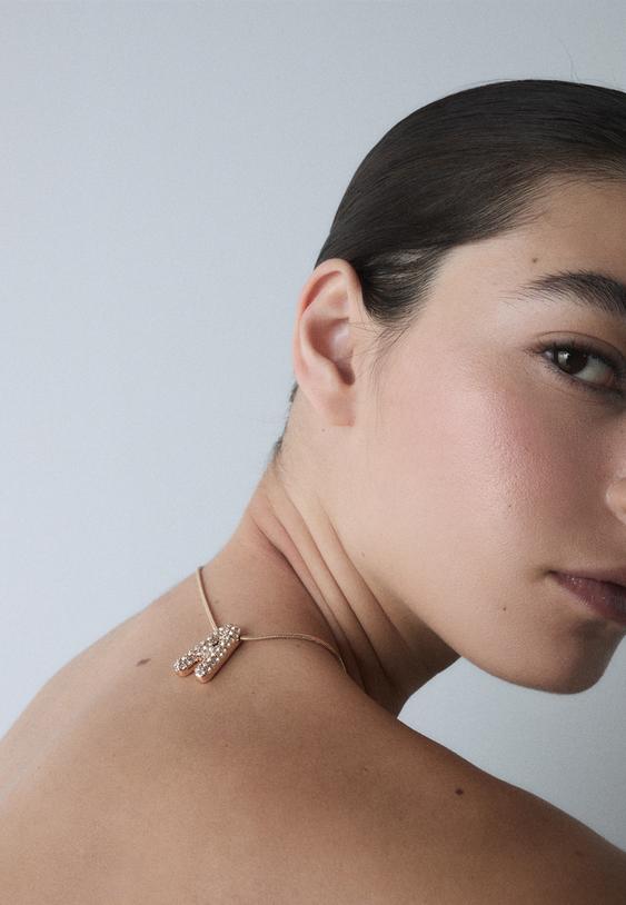 Os populares colares das letras já chegaram à Stradivarius. Há brilho e preços baixos