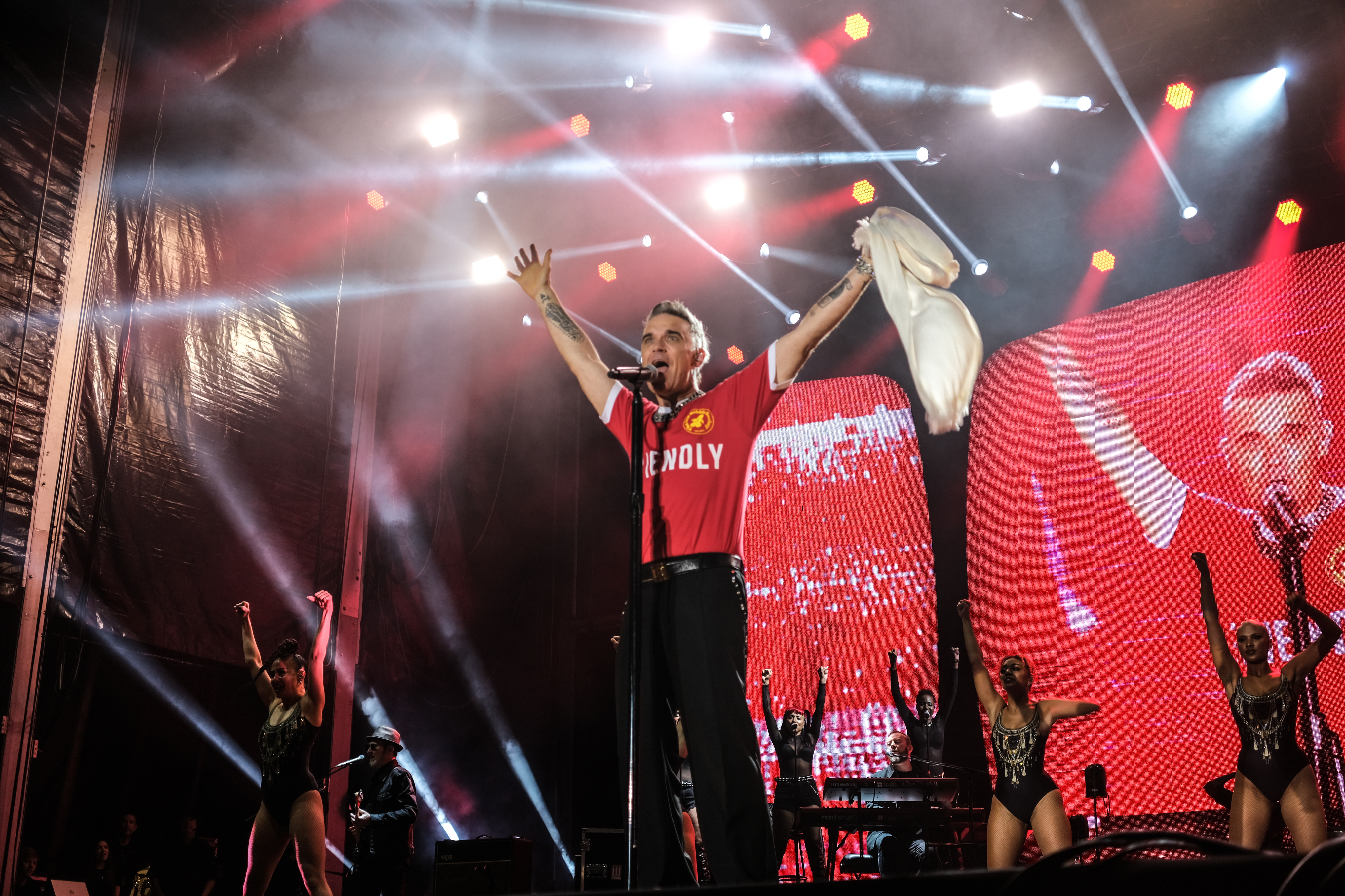 He's The One: Robbie Williams marca fecho do North Festival com atuação de  sorrir e chorar por mais - JPN