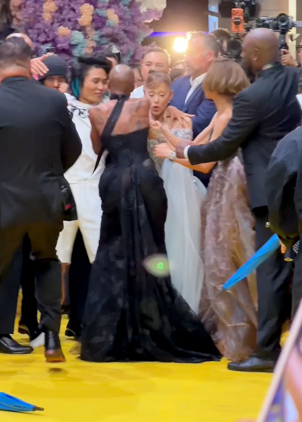 Ariana Grande atacada por fã na estreia de “Wicked” (e foi Cynthia Erivo quem lhe valeu). Veja o vídeo