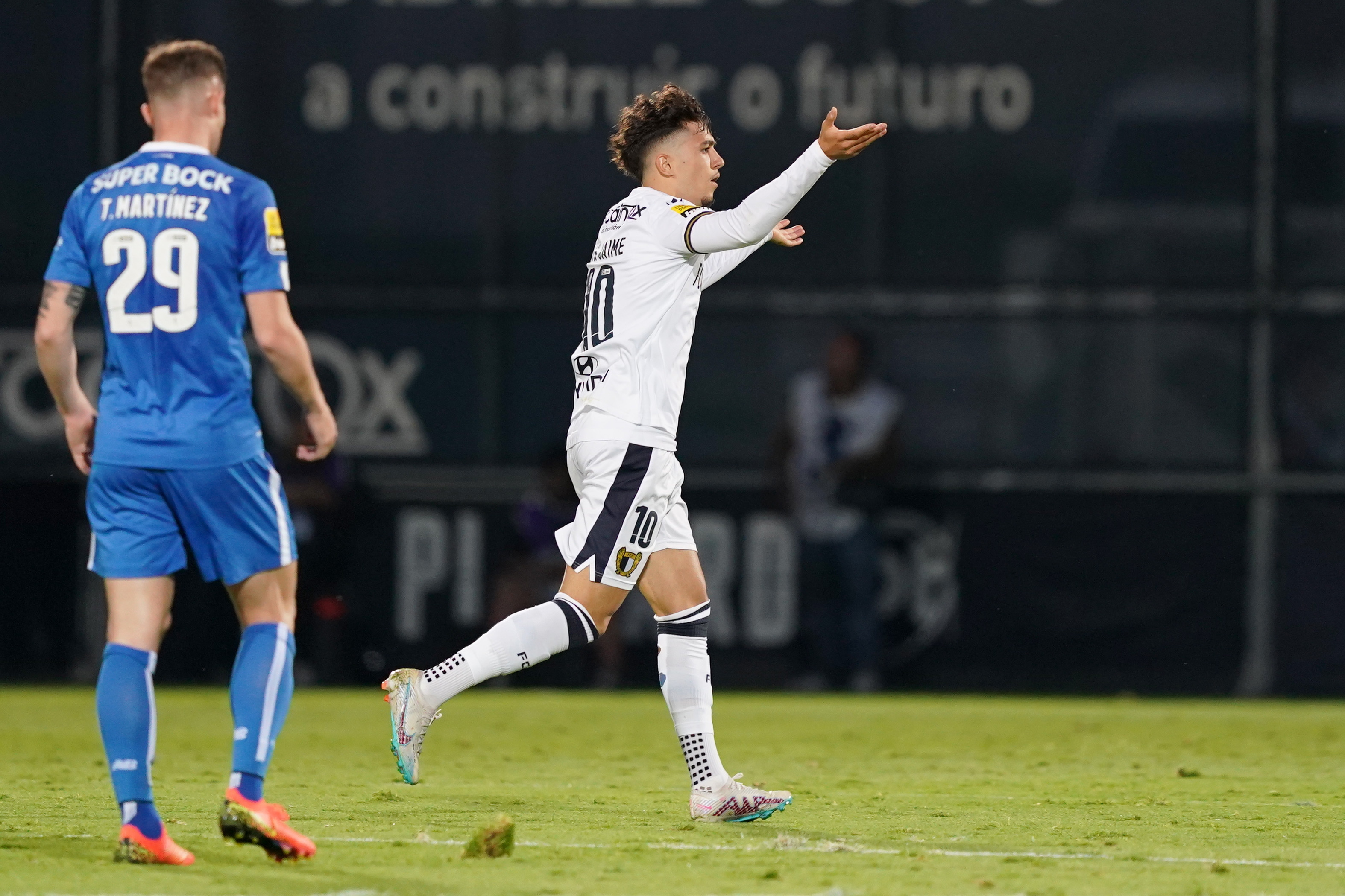 FC Porto vence Sp. Braga no Olival: penálti de Taremi decide