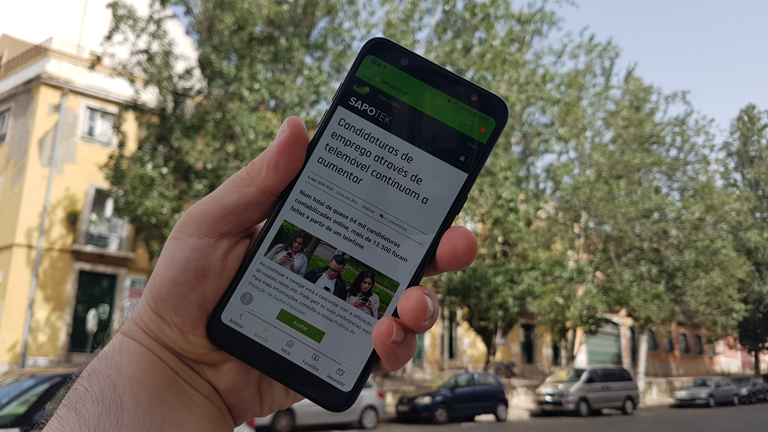 Rainha Isabel II recorda fotografia de momento privado ao lado do príncipe Filipe