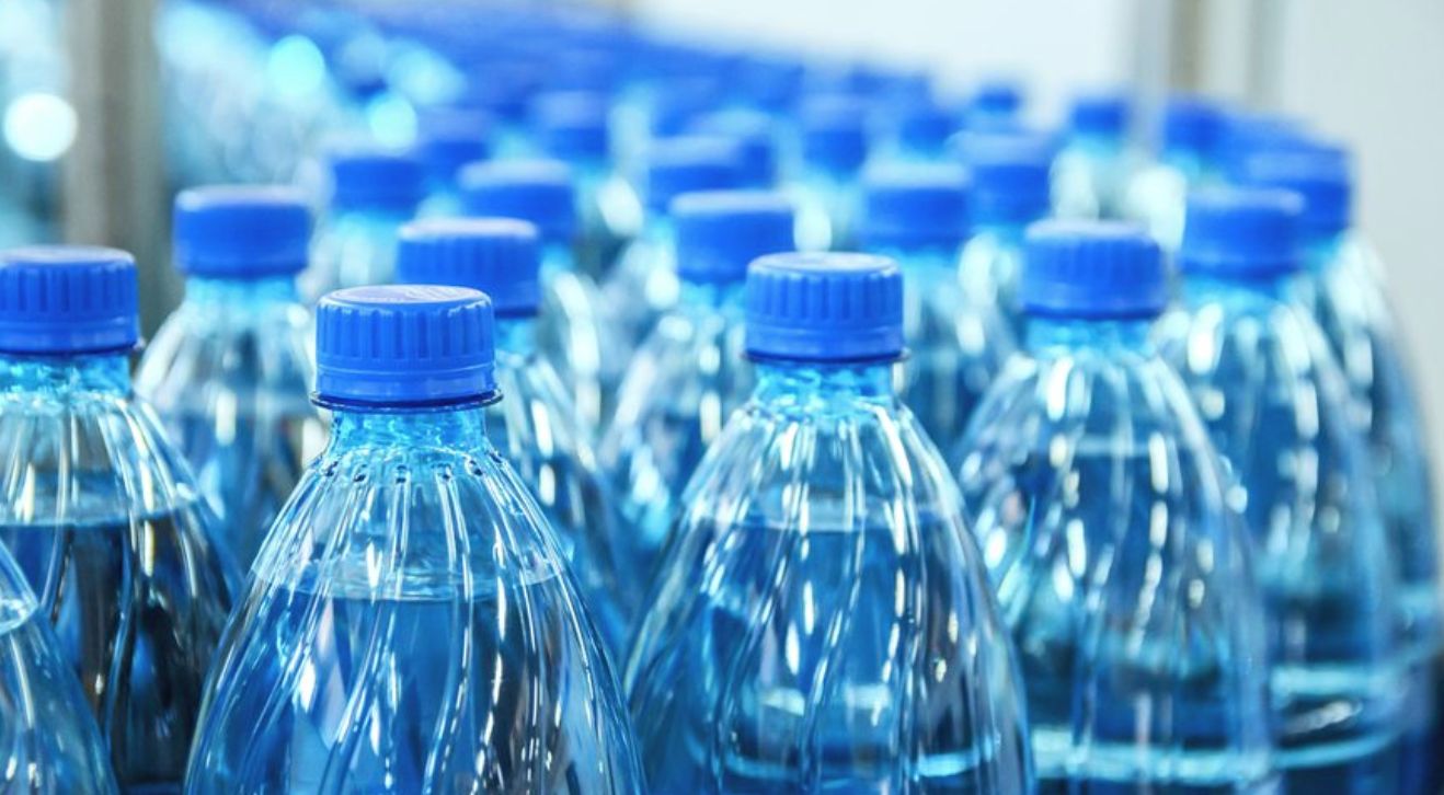Usar garrafas de água de plástico mais do que uma vez é perigoso — e pode causar diabetes ou cancro