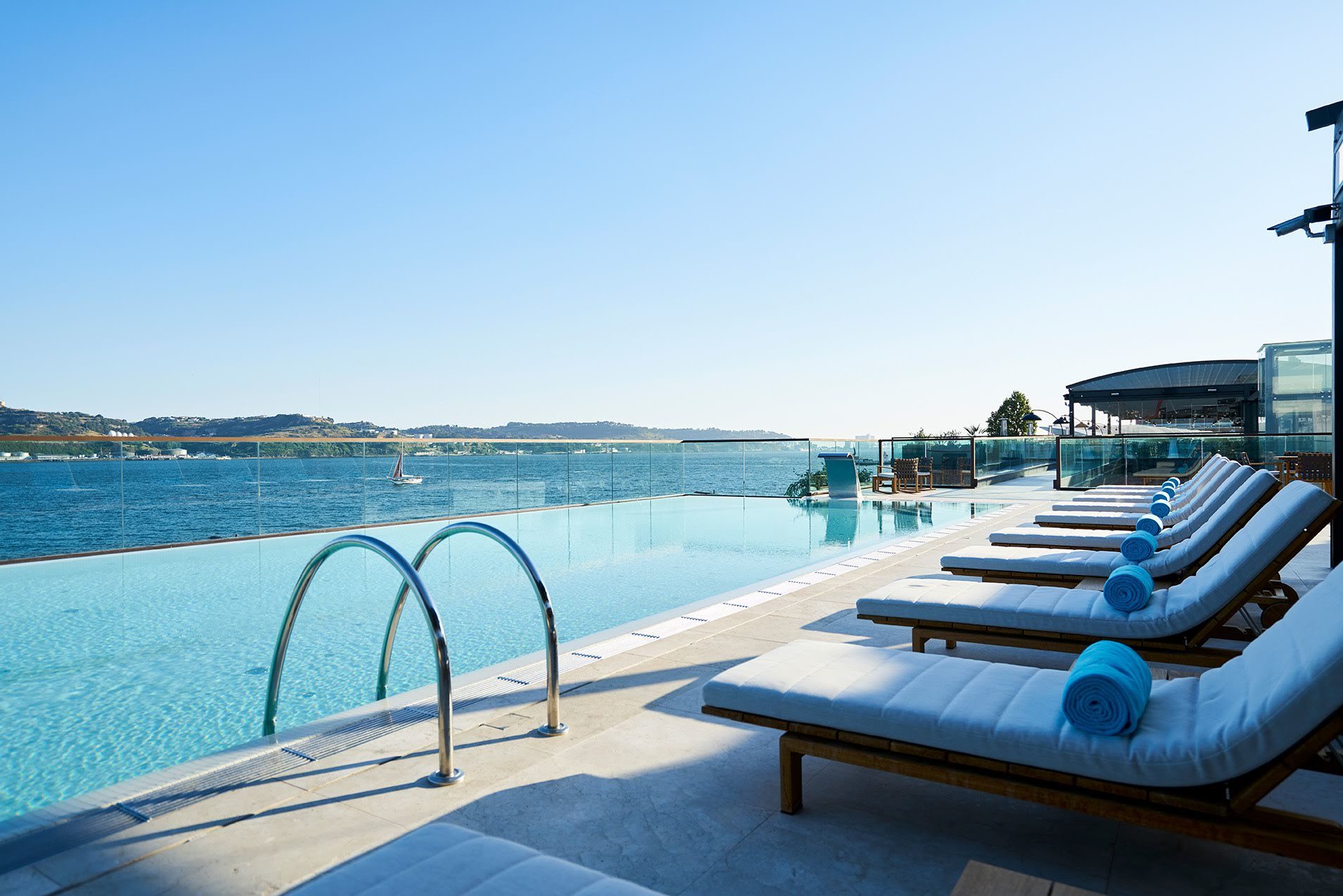 Passe o dia de molho, com vista para o Tejo, cocktails à mão ou brunch na mesa