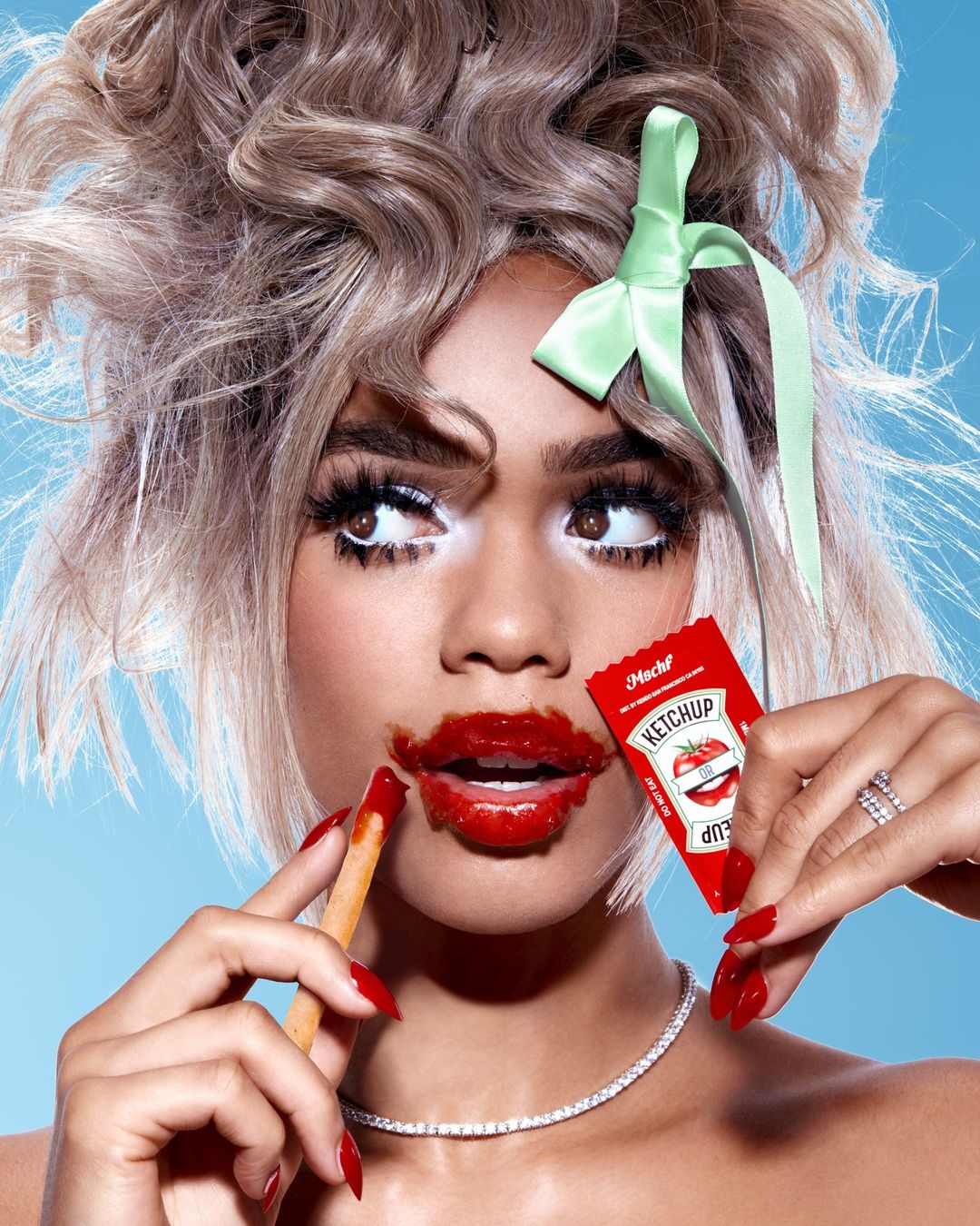 Ketchup nas batatas fritas é passado. Agora, o molho é maquilhagem — e tudo obra de Rihanna