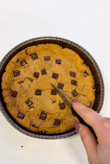 Aldi lança bolacha gigante em forma de pizza (e já tem fãs no TikTok). Saiba quanto custa a Cookie’zza