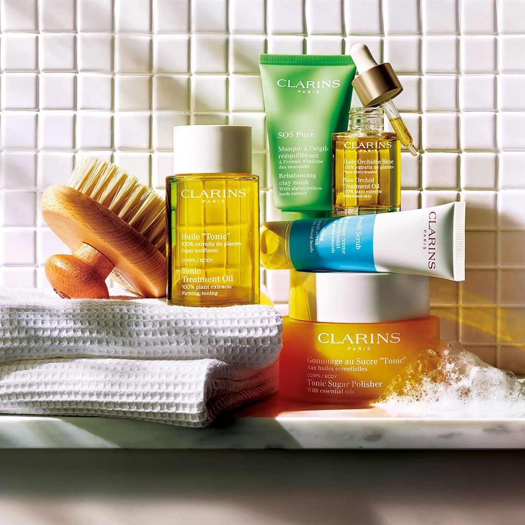 Este fim de semana, há produtos Clarins grátis à sua espera. Descubra onde
