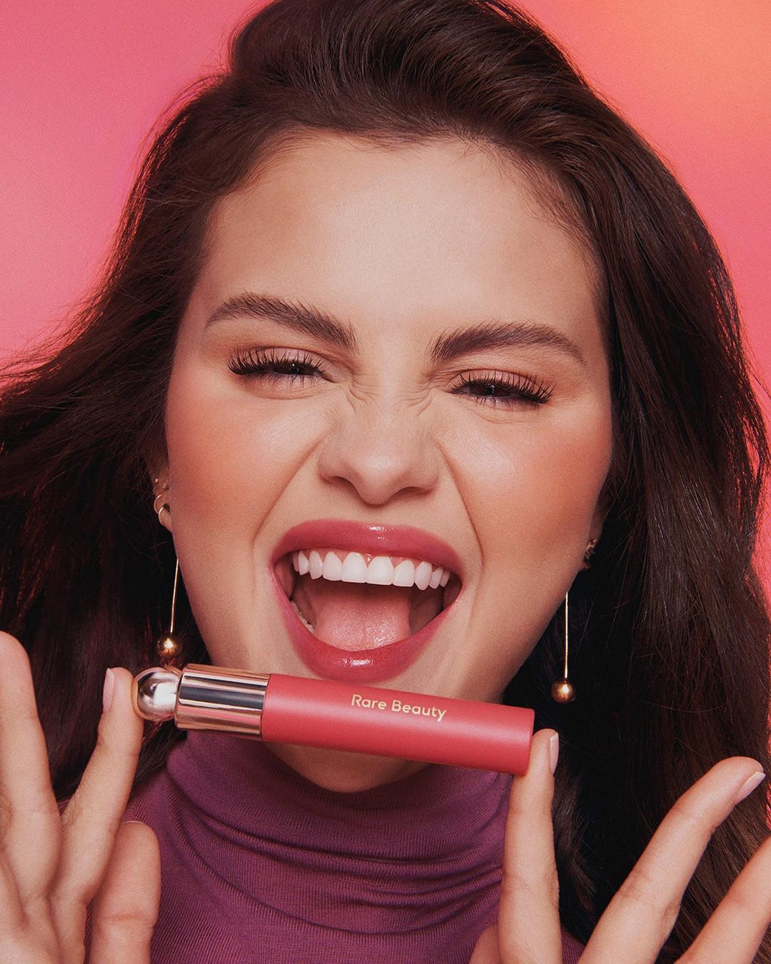 O lip oil de Selena Gomez está viral no Tiktok e nós dizemos-lhe onde o pode comprar