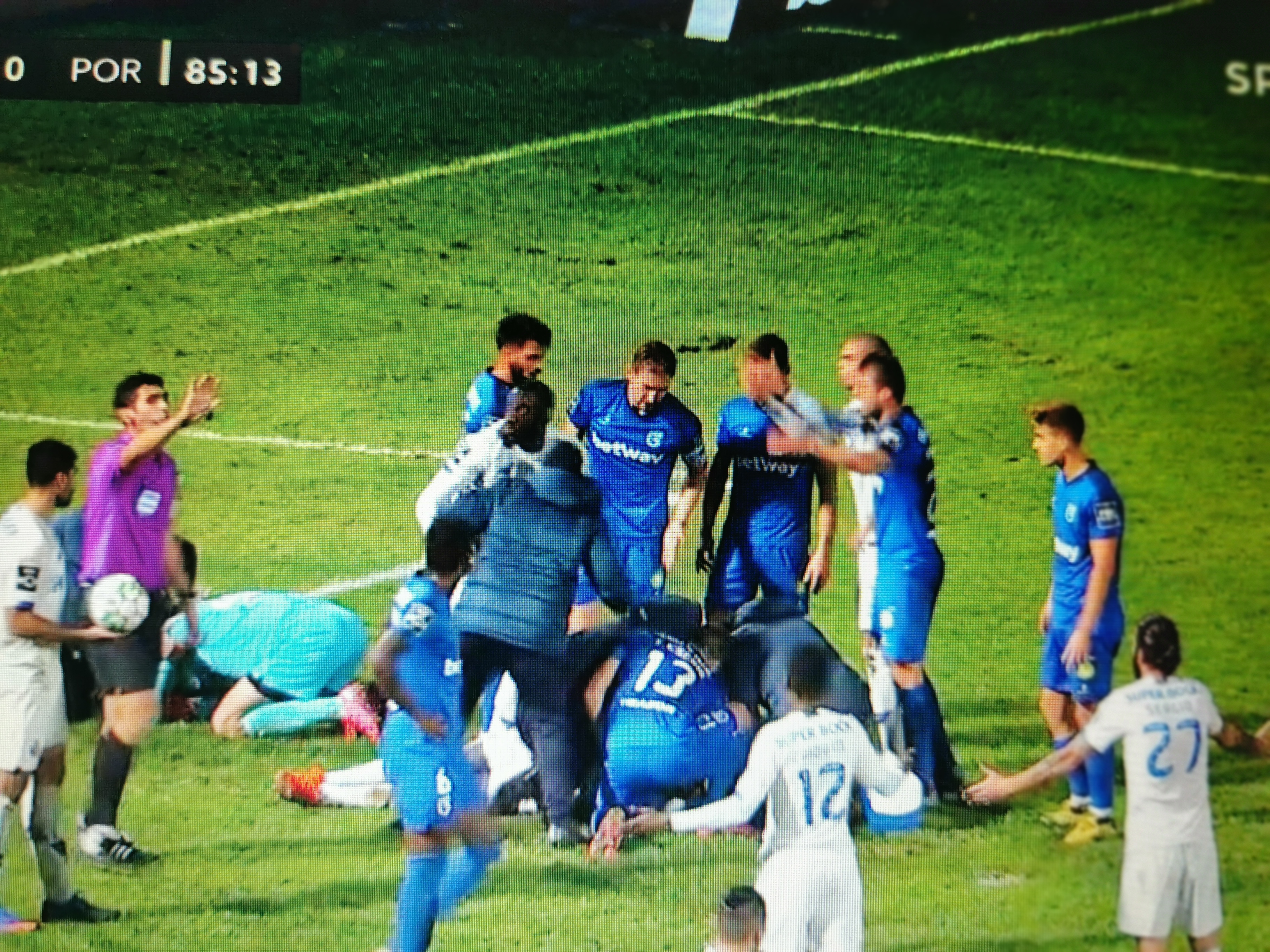 Jogador do FC Porto sofre traumatismo após violento choque em campo