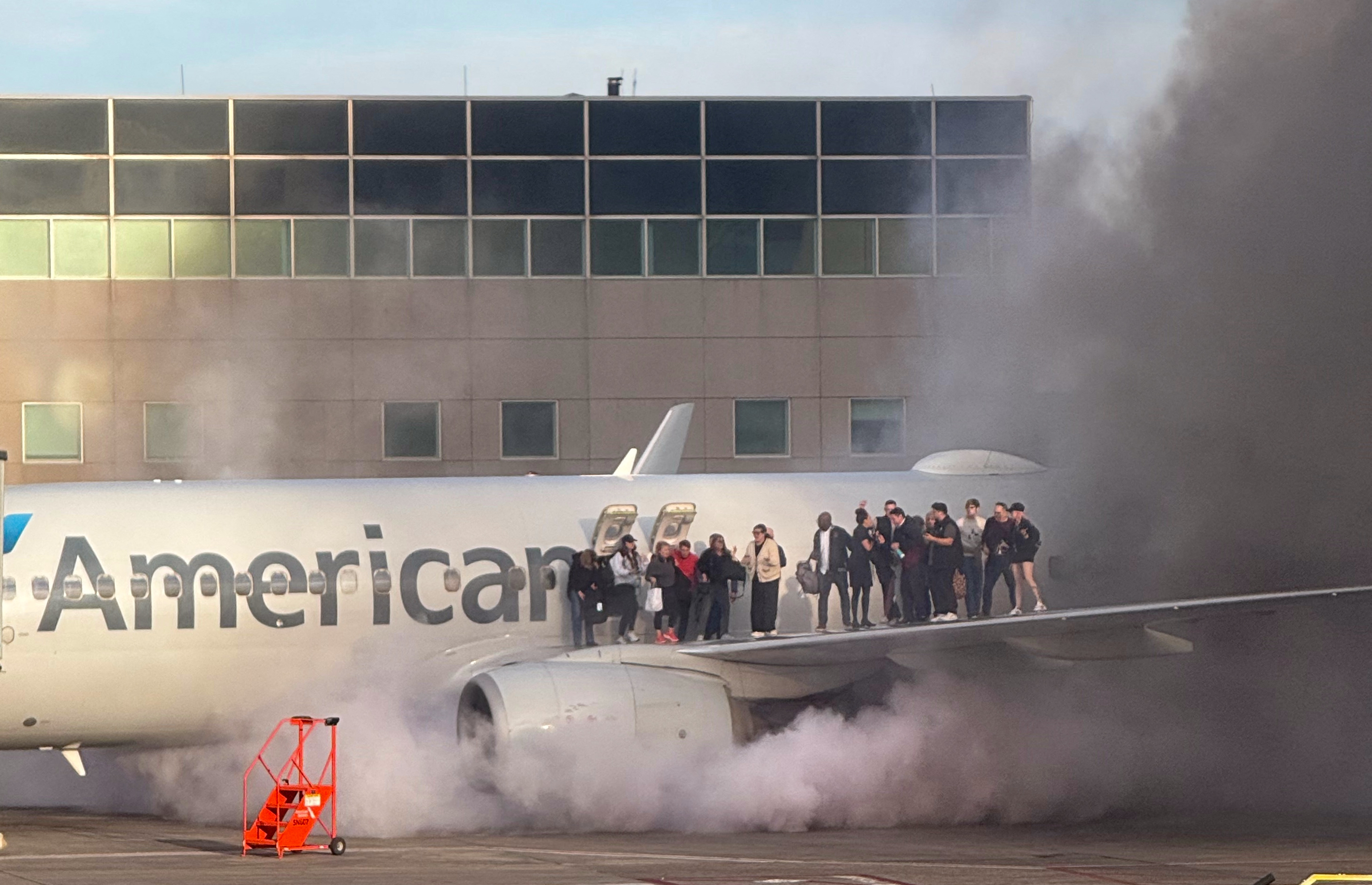 Avião desviado para Denver incendeia na aterragem