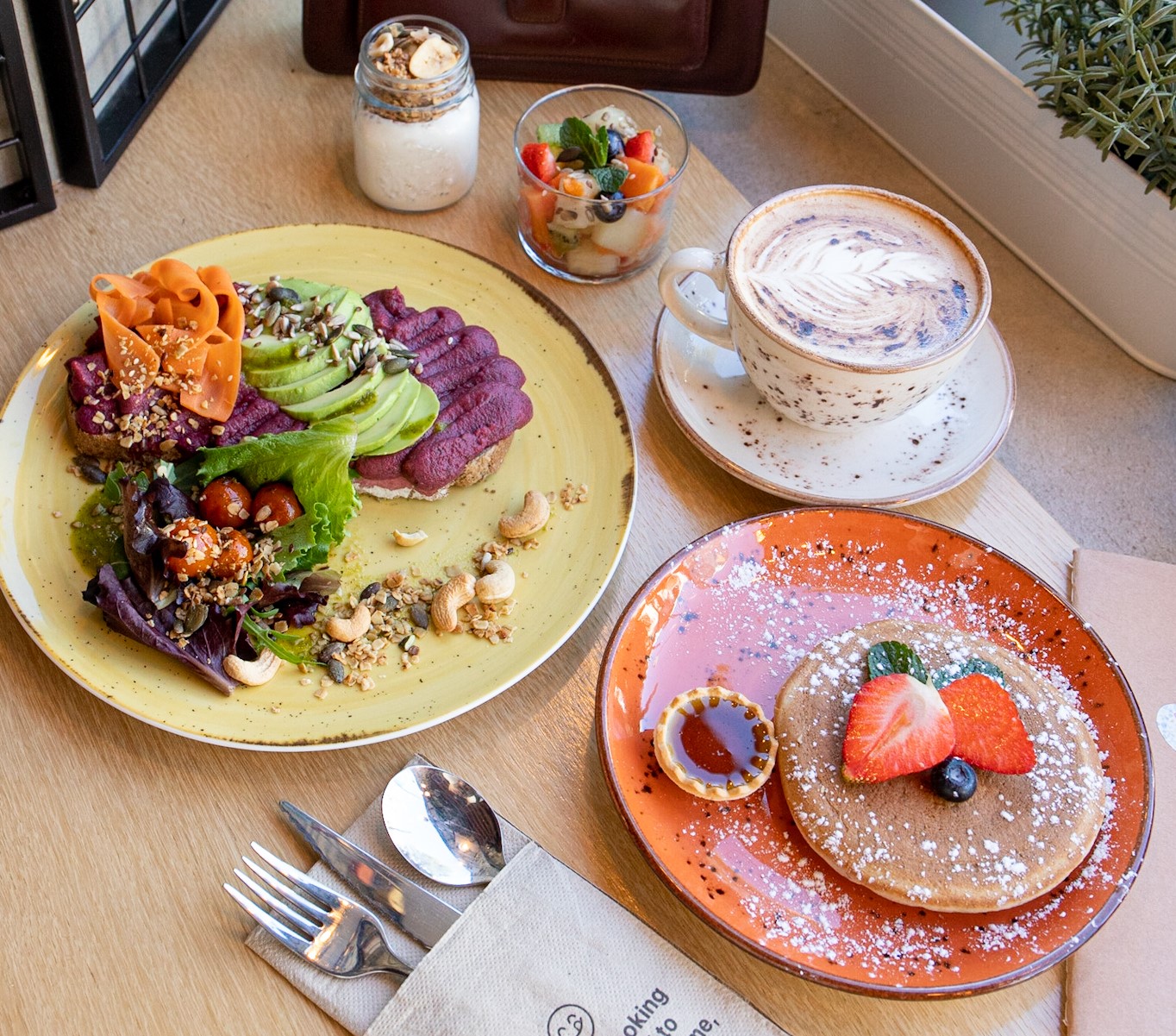 O Seventh celebra o Dia Mundial do Veganismo com lasanha durante todo o dia, tostas e panquecas