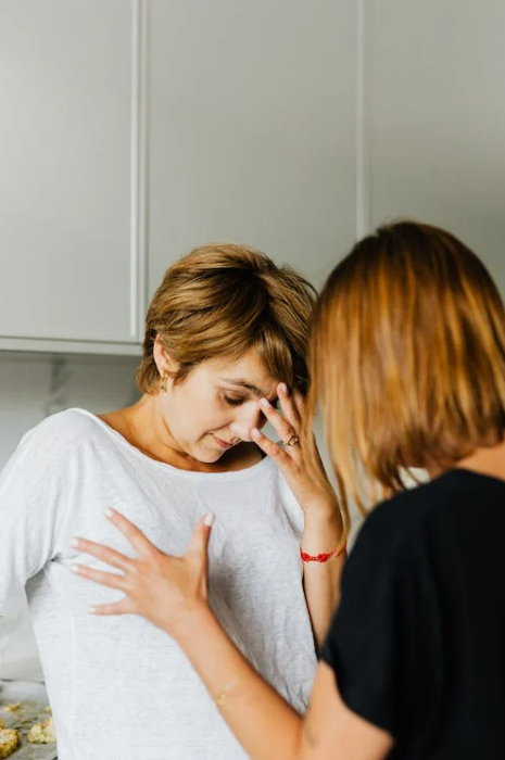 Mãe não deixa filha casada dormir com a mulher na sua casa. Mulher partilha história e é arrasada