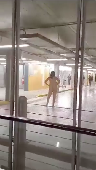 Mulher nua agride e insulta vários passageiros em aeroporto. Veja o vídeo