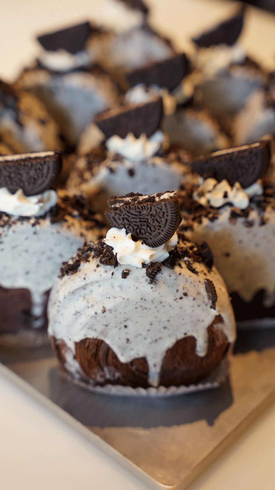 Alerta, gulosos. Este novo croissant recheado de Oreo é a desculpa perfeita para não se preocupar com dietas