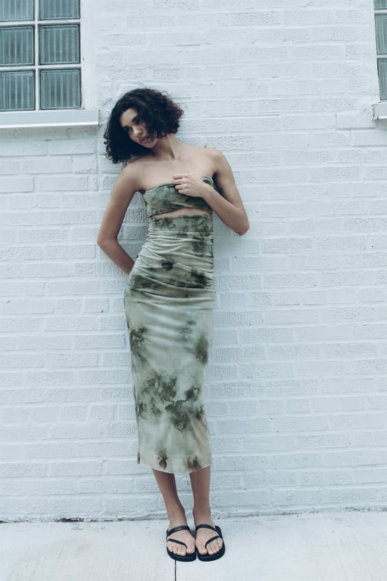 Os vestidos compridos e justos estão por todo o lado. Espreite as nossas 16 sugestões