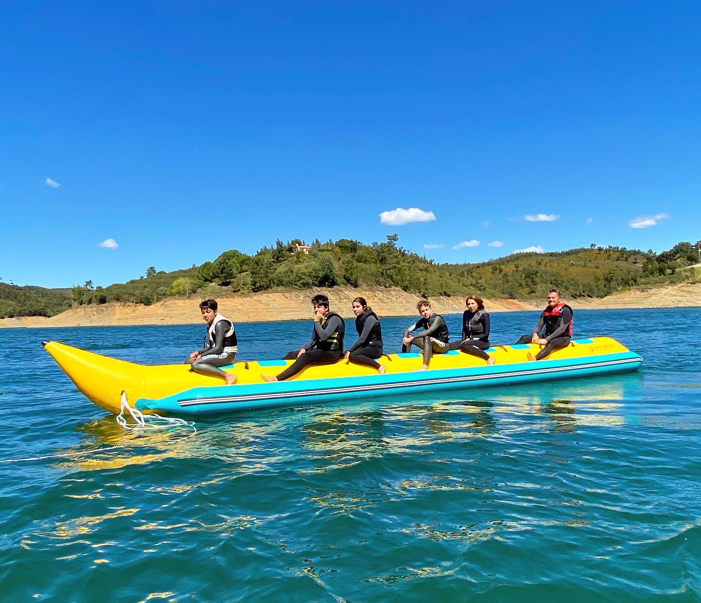 Os piratas chegaram a Castelo de Bode numa banana gigante e ainda trouxeram um bar renovado