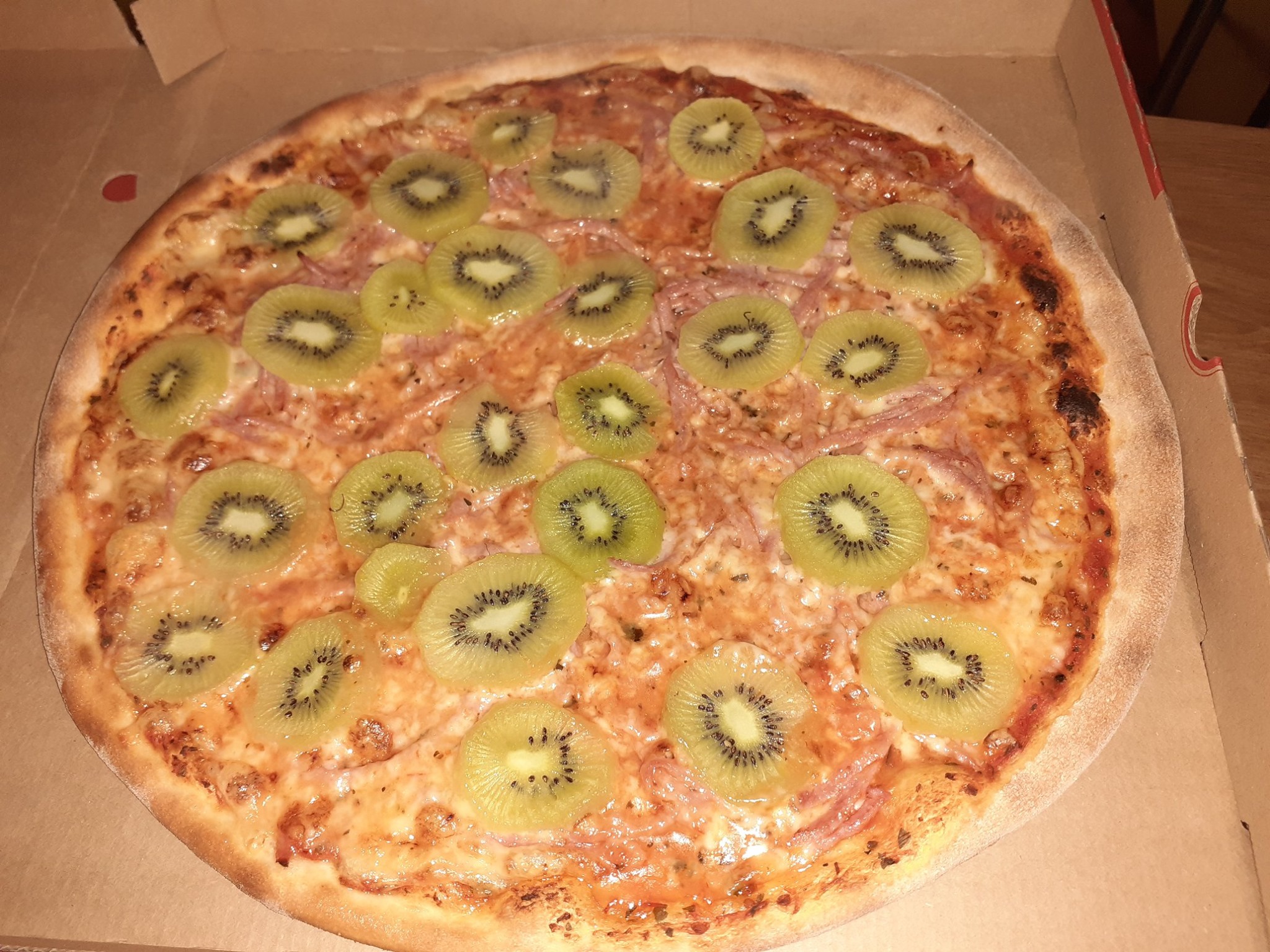Italianos horrorizados com pizza de presunto e kiwi