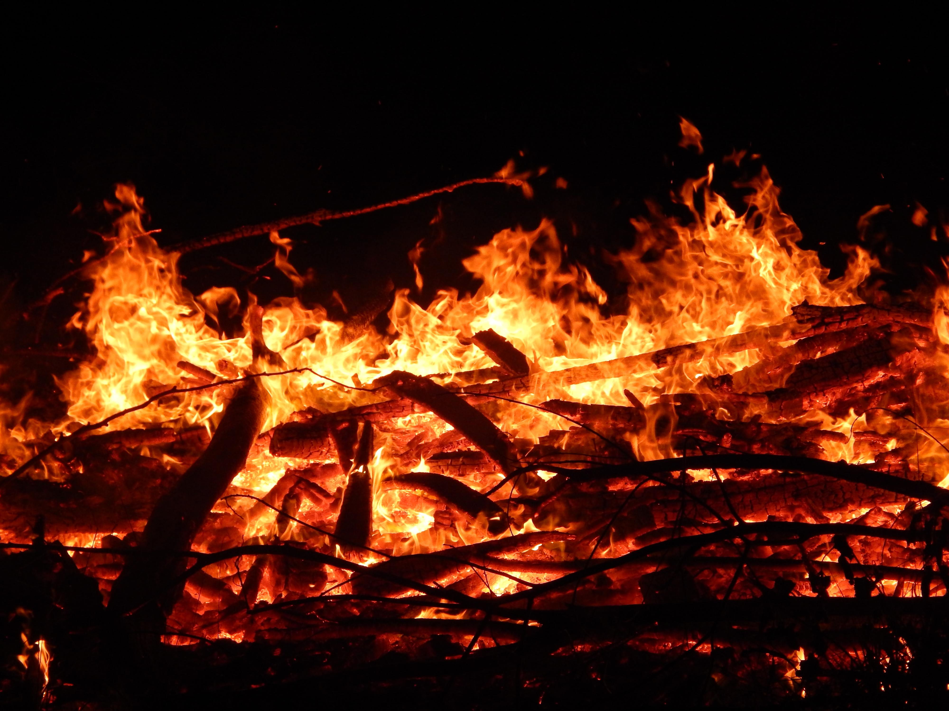 Mais de uma centena de fogos ativos em Portugal. Governo decide acerca do estado de contingência