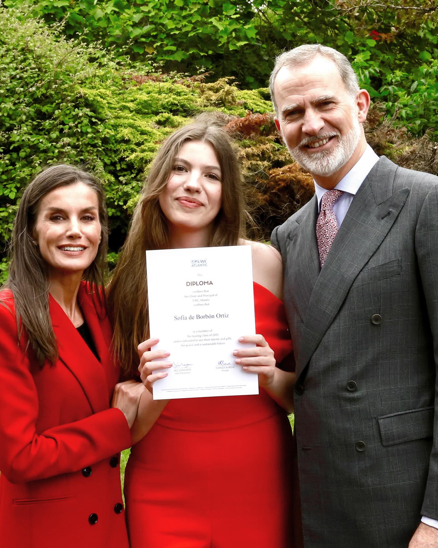 Unidos, Felipe e Letizia não escondem a felicidade na graduação da filha mais nova. Espreite as fotos