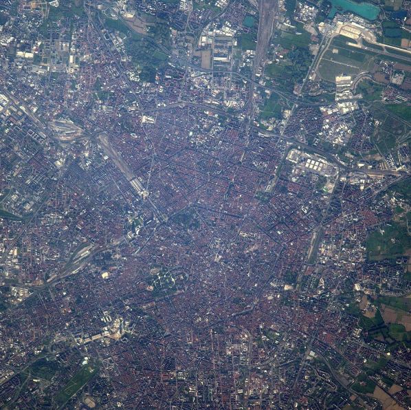 Confortáveis e muito elegantes. Tem de ver este modelo de calças a que Helena Coelho está rendida
