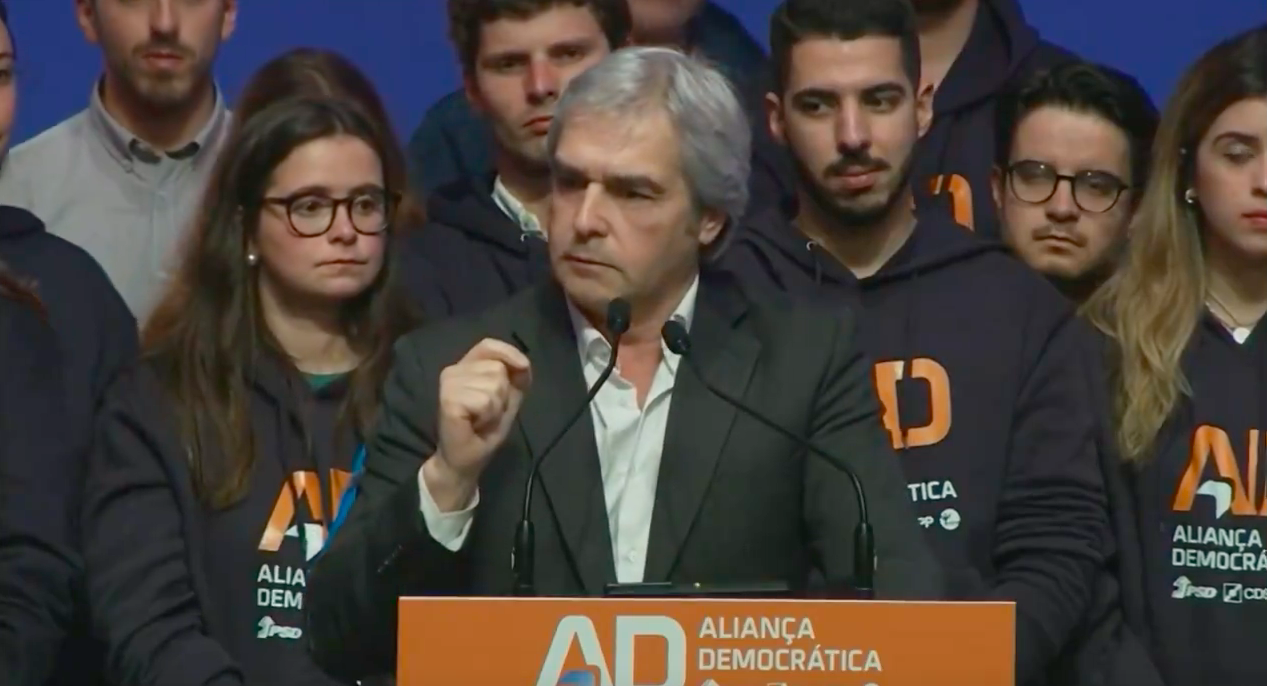 Líder do CDS engana-se e pede vitória para Pedro Nuno Santos. Veja o vídeo