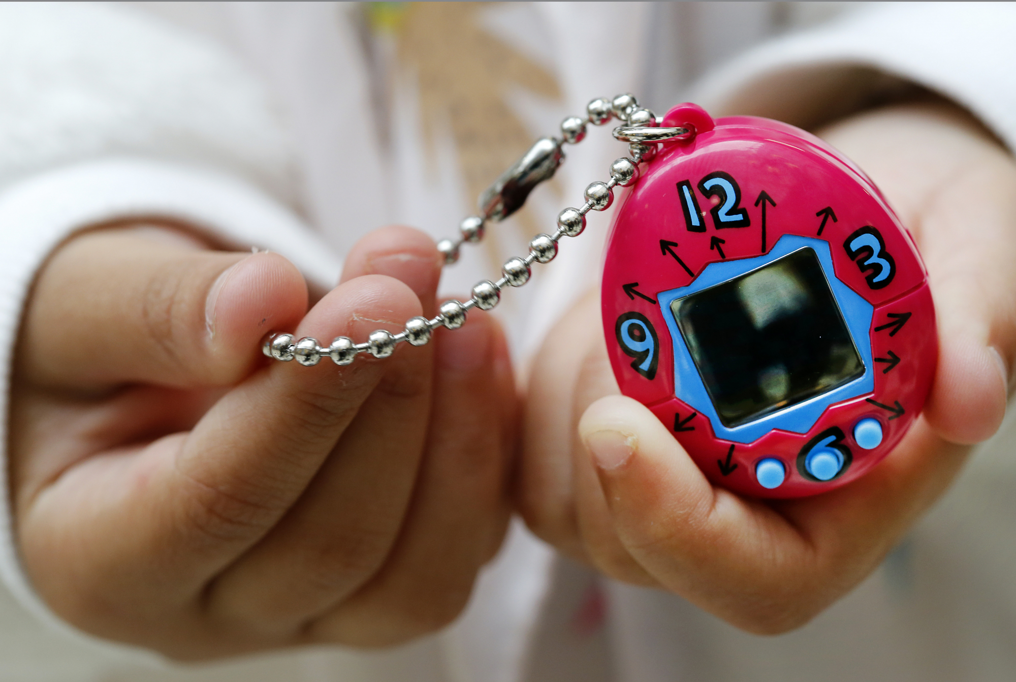 No meu tempo é que era. O Tamagotchi mudou a nossa forma de brincar — e volta 20 anos depois
