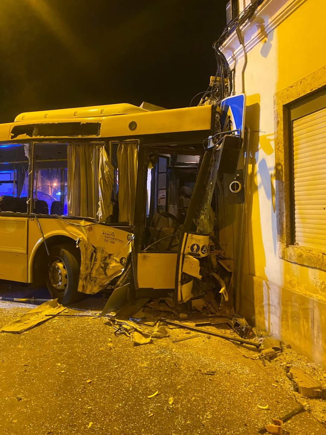 Almada. Autocarro despista-se contra casa e 11 pessoas ficaram feridas