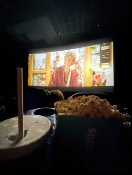 Sala de cinema inunda durante a exibição do filme “Titanic”. “Foi mais realista do que imaginei”