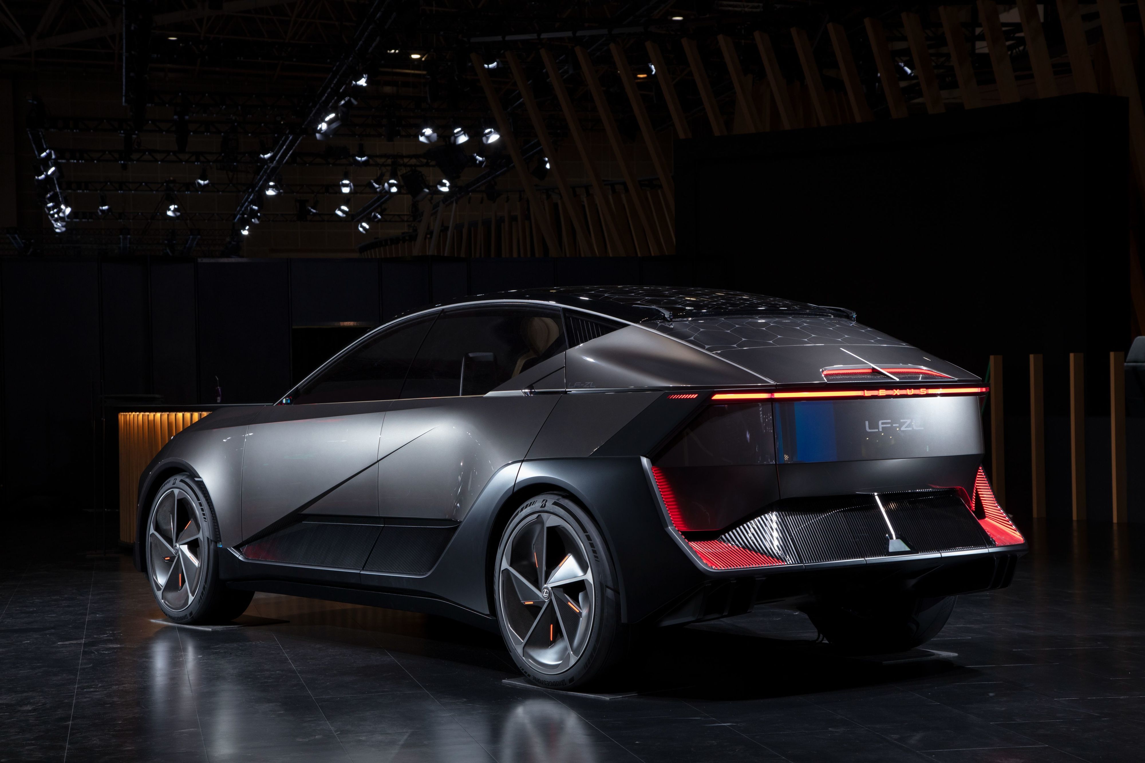 Lexus mostra automóvel conceptual numa visão da mobilidade elétrica e pisca o olho a gamers competitivos