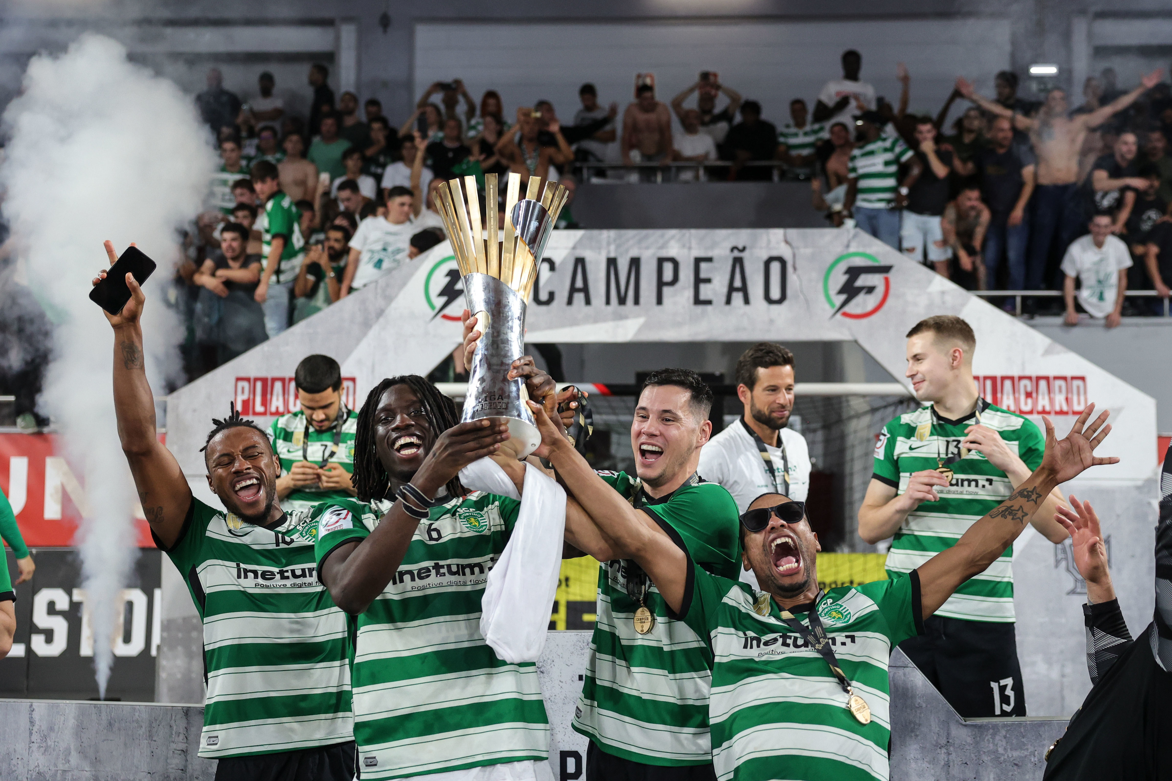 Futsal: Sporting vence Benfica e fica a um triunfo do título - SIC Notícias