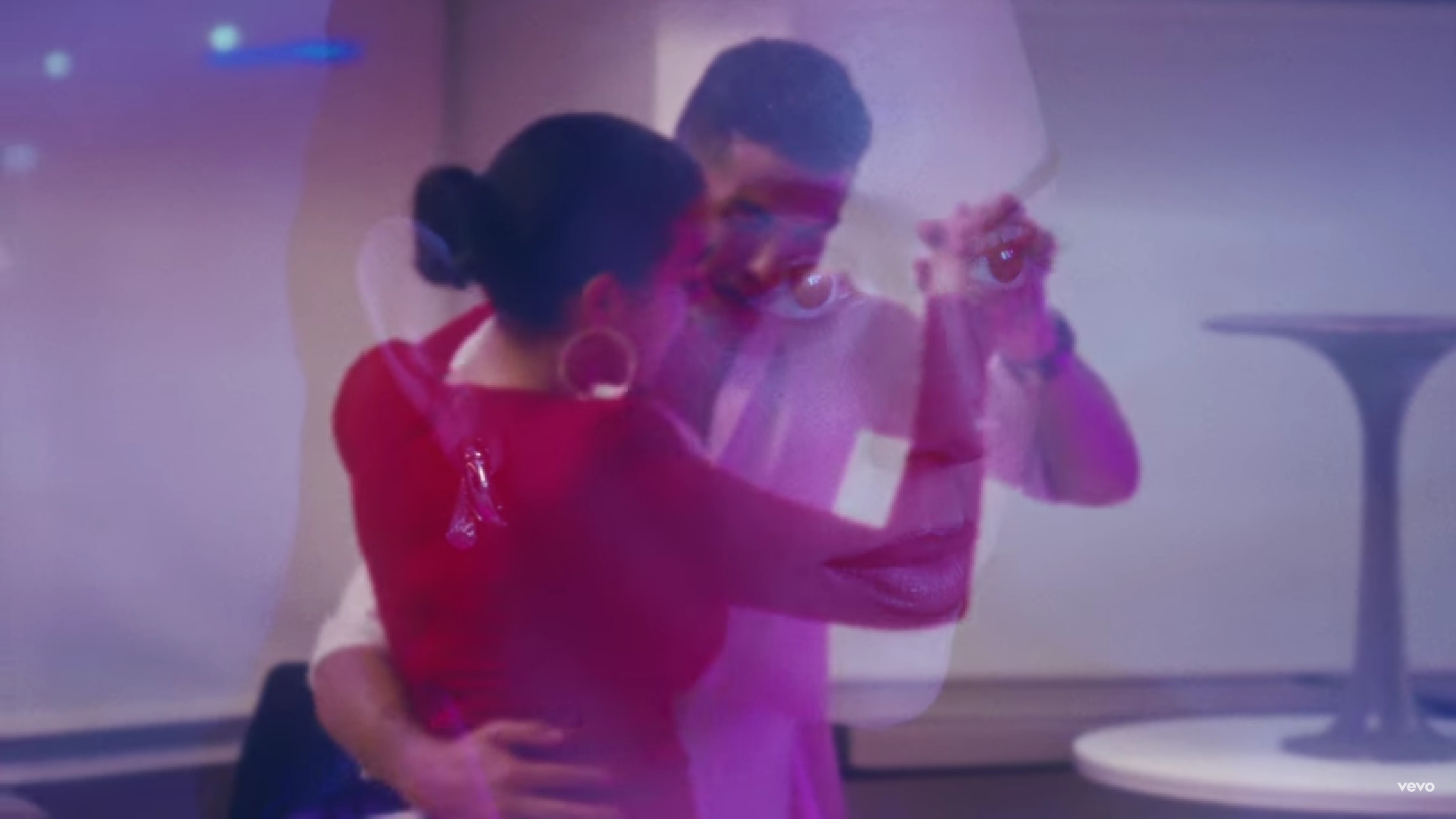 Agarrado a Gio, Cristiano Ronaldo também dá um passito de dança no videoclipe de Sebastián Yatra