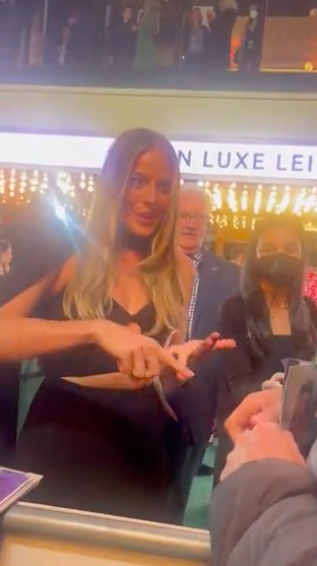 Vídeo de Margot Robbie a usar língua gestual com fã torna-se viral. E nós guardámos o momento para lhe mostrar