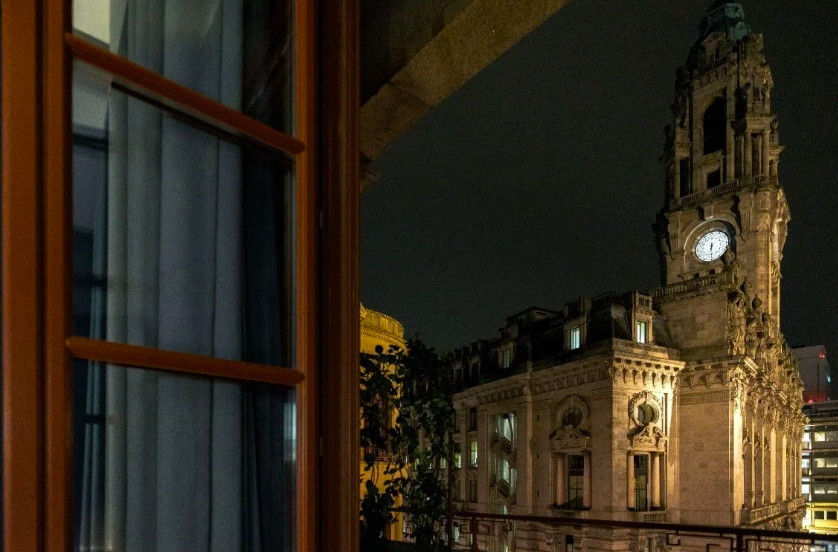 Axis Porto Club. Há um novo hotel na Avenida dos Aliados e tem coração azul e branco