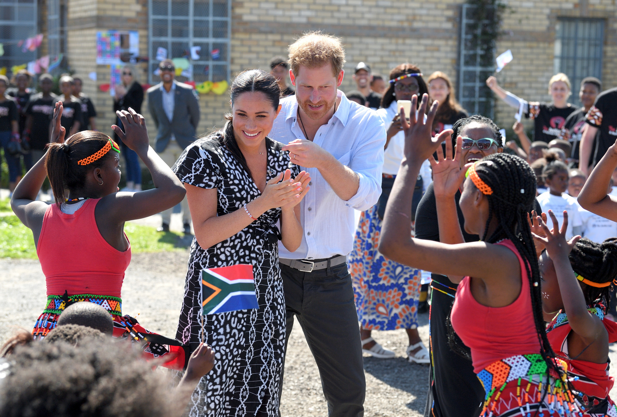 Meghan e Harry em África. O look em homenagem a Diana e o novo nome de Archie