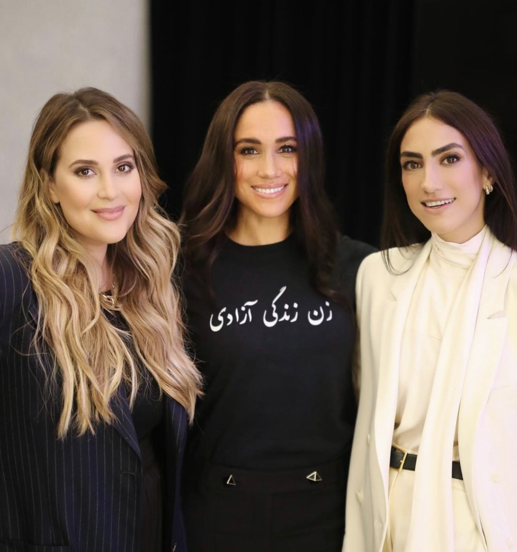 Meghan Markle esconde mensagem política na T-shirt. Saiba o que significa