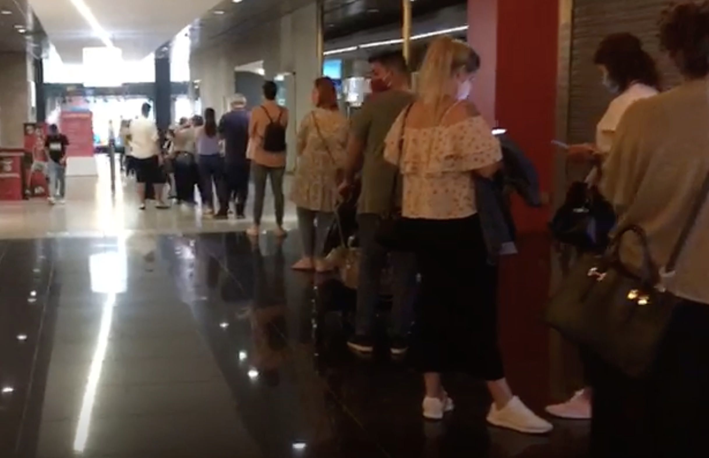 A fila gigantesca na Primark na manhã em que reabriram os centros comerciais