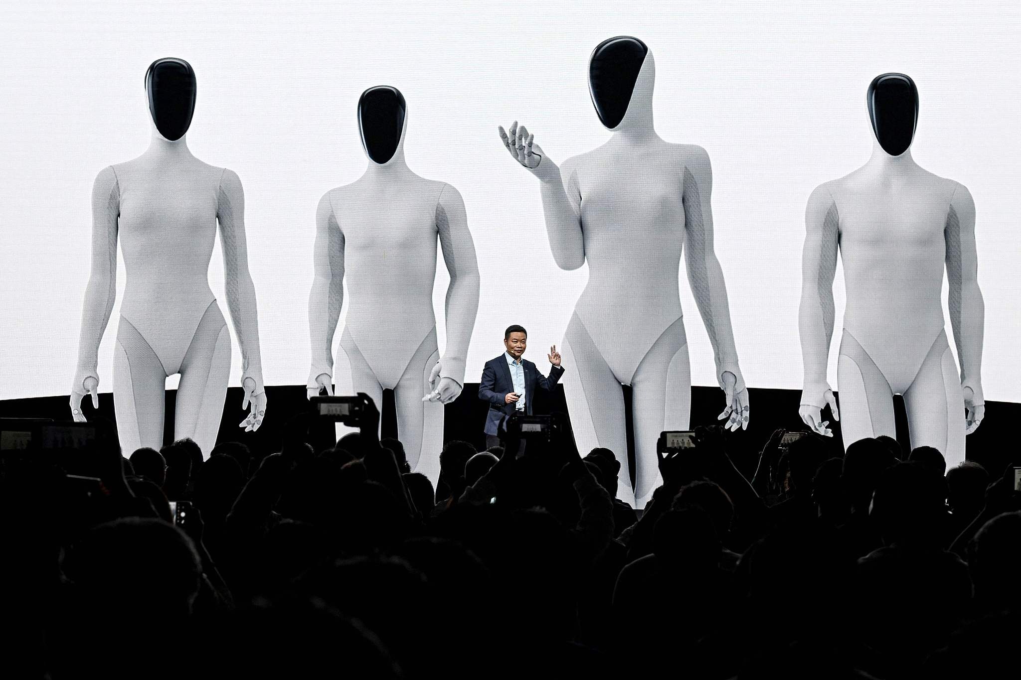 IRON é (mesmo) um robot humanoide ou um humano disfarçado? Xpeng tira a limpo as dúvidas