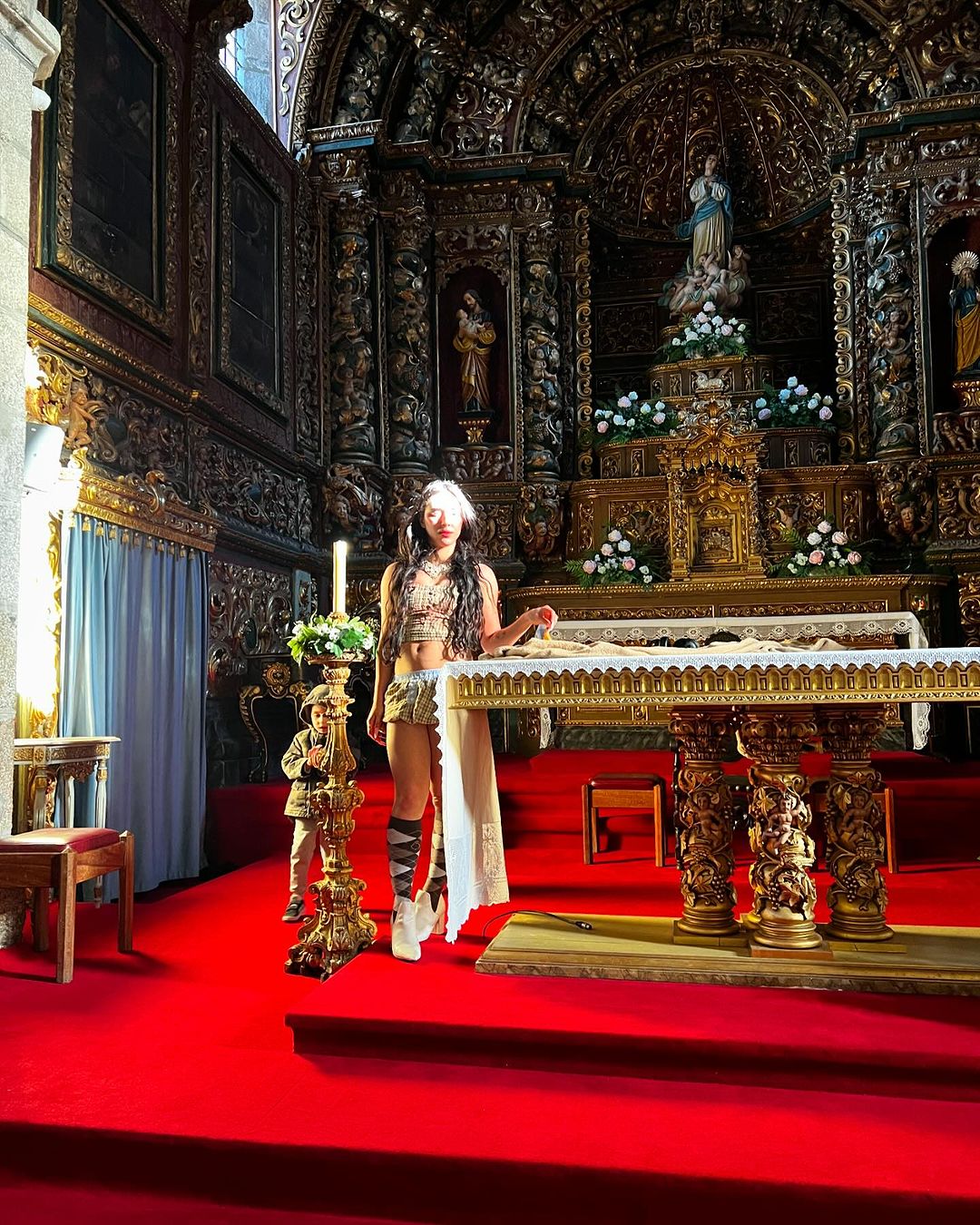 Fotos polémicas e vídeo a cantar na igreja. Marie volta a causar polémica (e um padre já reagiu)