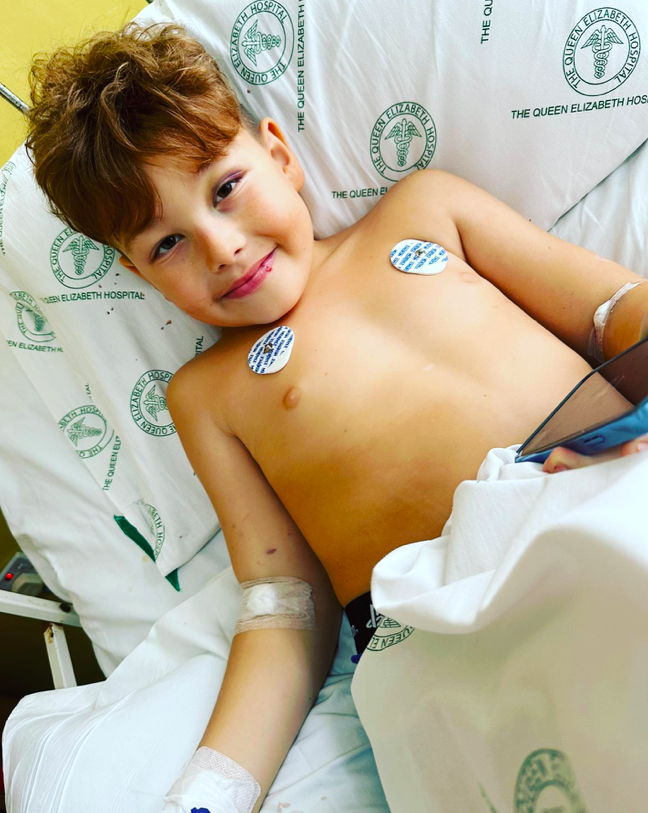 Ace estava em morte cerebral mas lei impediu pais de desligar o suporte de vida. Menino de 8 anos morreu este sábado
