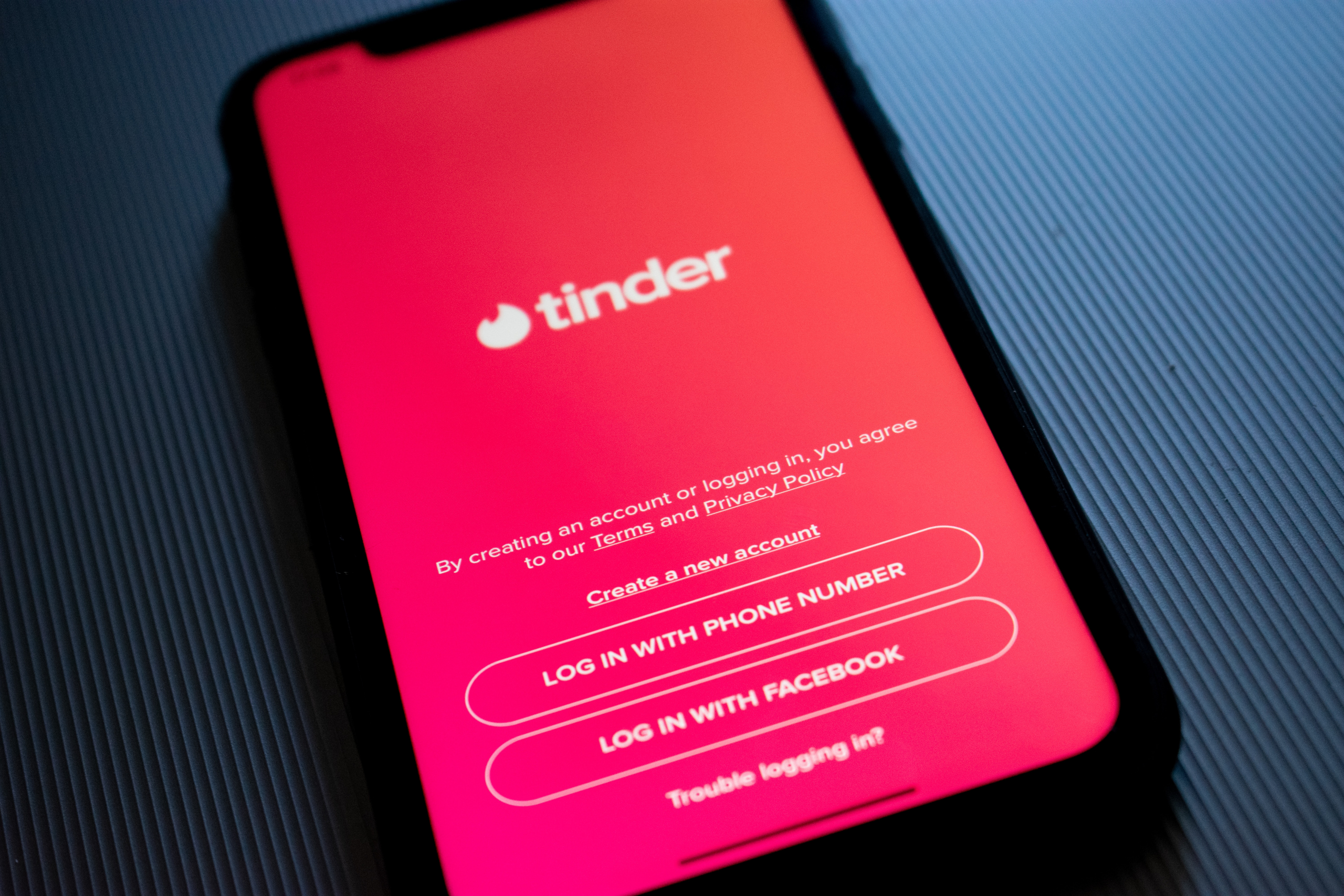 Apps de encontros como a Tinder e a Hinge estão a ser acusadas de viciar quem as usa